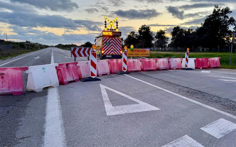 La reparación “de emergencia” de la A-2075 en Rota, cortada al tráfico, pendiente de las lluvias