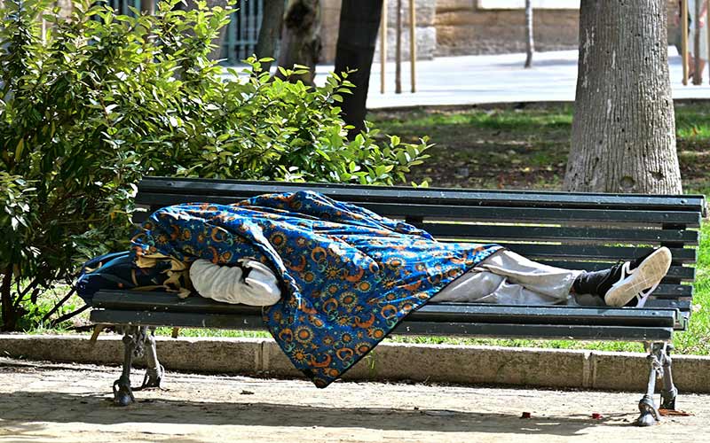 Denuncian un protocolo “inhumano” para borrar a los sintecho de parques y plazas de Cádiz; el Ayuntamiento replica que “ni existe ni va existir”
