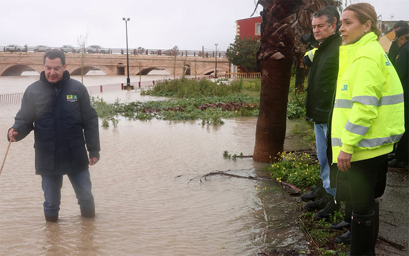 “Por poca agua que caiga, ya sobra”: el presidente andaluz comprueba en Cádiz los efectos de un temporal “nunca antes visto”