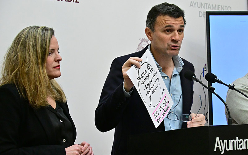 El alcalde mantiene que el protocolo de limpieza de espacios con sintechos en Cádiz “es el mismo desde hace años”, pero ahora se “controlará”
