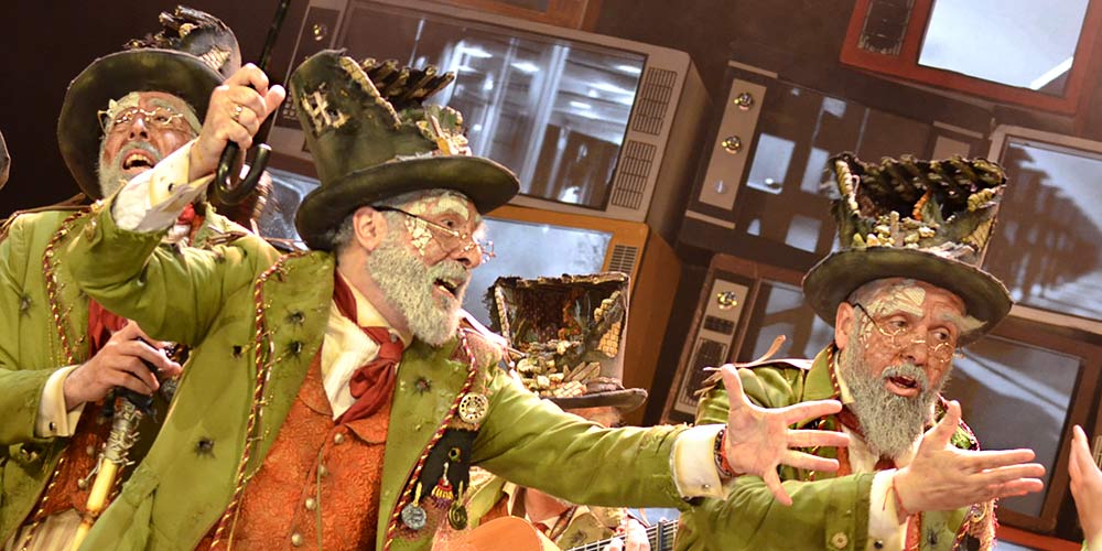 “Sigue compañera tu compás, hasta que no quede nada de los viejos carnavales”
