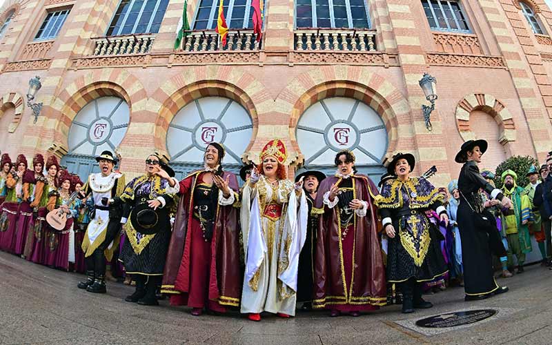 Gandullo condena los ataques a agrupaciones de mujeres en la calle: “Cádiz está encantada de que vengan a su carnaval, pero exige respeto”