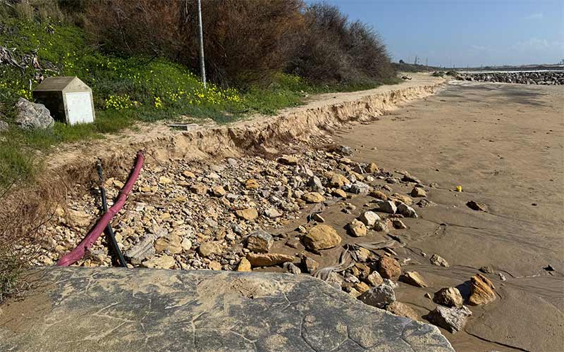 El impacto de los temporales en las playas de Rota complica el inicio de la temporada en marzo