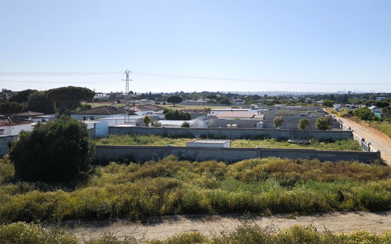 Cerca de 1.200 casas ilegales del diseminado de Chiclana ya tienen agua y alcantarillado a pie de parcela; se les insta a tramitar las conexiones