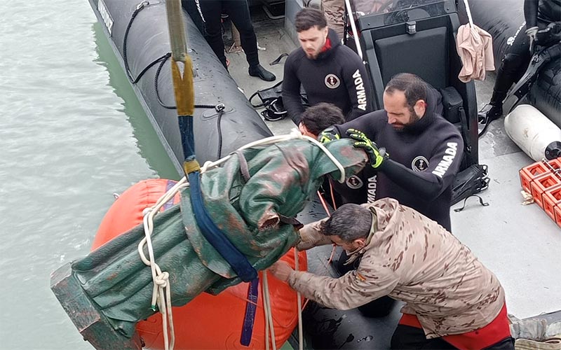 Buceadores de la Armada rescatan del mar La Galeona que coronaba el Faro de las Puercas