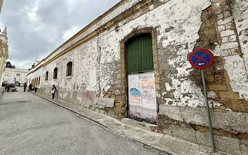 Vuelve a ofertarse el antiguo y ruinoso casco bodeguero de la calle Rayón por ni 105.000 euros