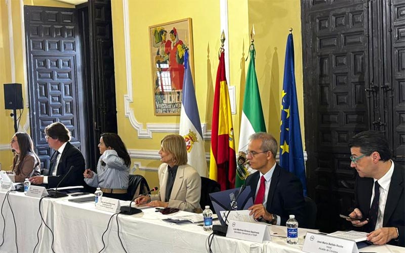 La FEMP se reúne en Jerez en su 45 aniversario; García-Pelayo saluda que “salga de Madrid” y conozca la realidad de los diferentes territorios