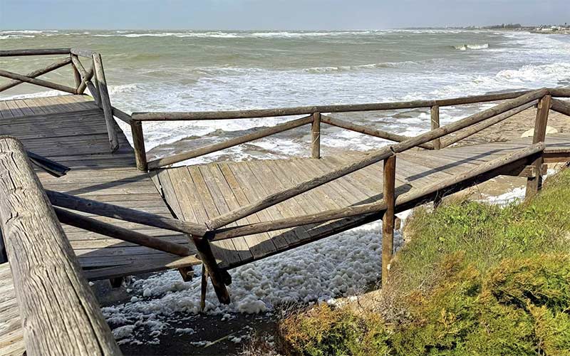 “Tenemos que dejar de tirar dinero al mar”: vuelven a reclamar “medidas reales” frente a los temporales que arrasan con las playas de Rota