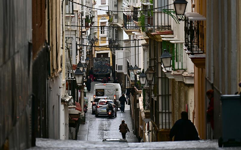 “La ciudad de Cádiz necesita vivienda pública de calidad, no escaparates y locales comerciales reconvertidos en zulos y dormitorios indignos”