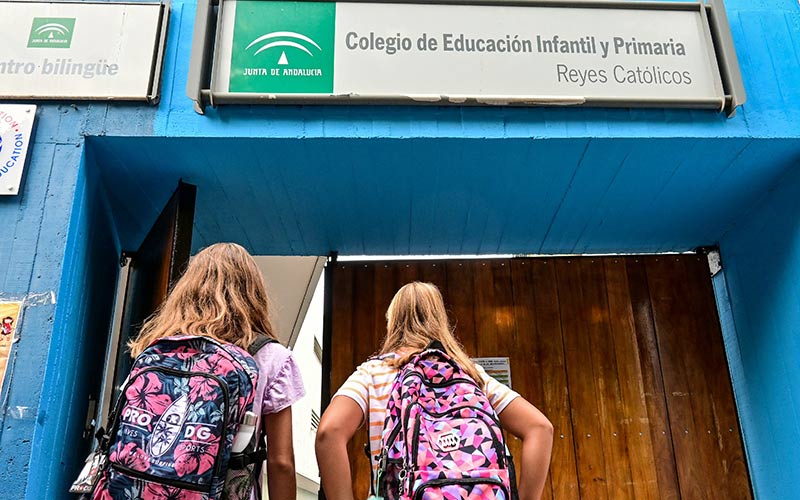 El alcalde de Cádiz anuncia que el Ayuntamiento financiará “por primera vez” una campaña de promoción de la escuela pública, y AIG le corrige