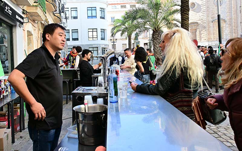 Casi 900 parados menos en Cádiz en febrero, a partir del tirón estacional del sector servicios