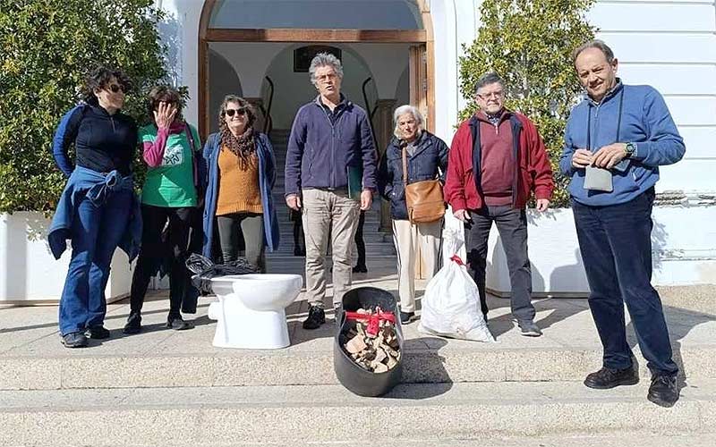Prescriben dos años después las multas “ridículas e infundadas” a dos ecologistas por “regalar” escombros y un váter a Beardo