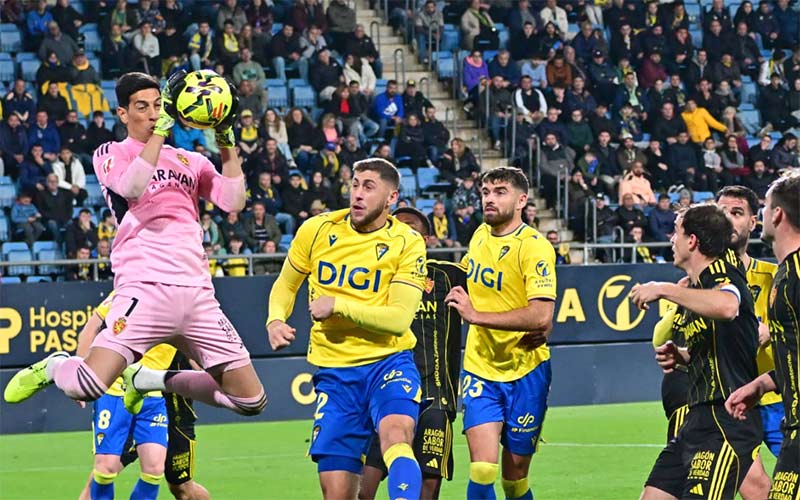 Impotencia e indolencia club de fútbol: el Cádiz estéril de Garitano también pierde con el colista