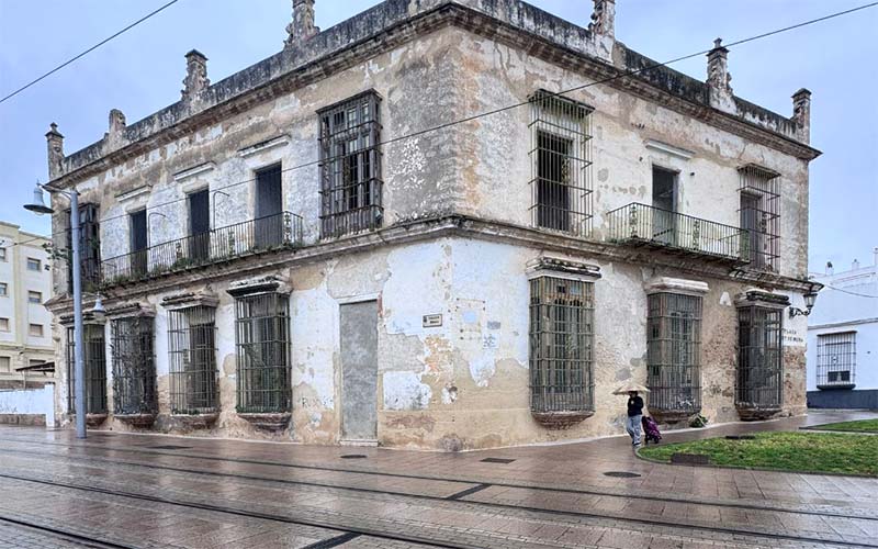 ¿Tiene solución el ruinoso edificio de la antigua Cruz Roja en San Fernando?: “da la sensación de que lo que espera Cavada es a que se caiga”