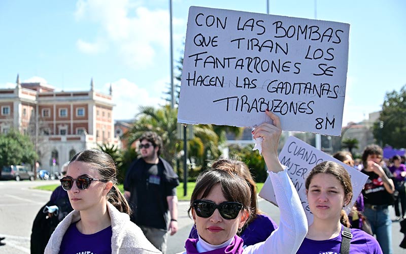 “Sin nosotras no se mueve el mundo; ni permiso ni migajas, exigimos derechos”: el 8-M en Cádiz llama a la unidad feminista frente al fascismo