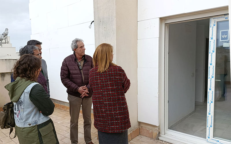 Las llaves de los pisos municipales de Cruz de la Degollada para alquiler asequible, en septiembre