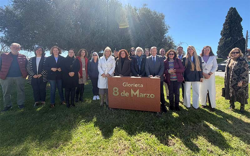 Chiclana rotula una rotonda como ‘8 de Marzo’
