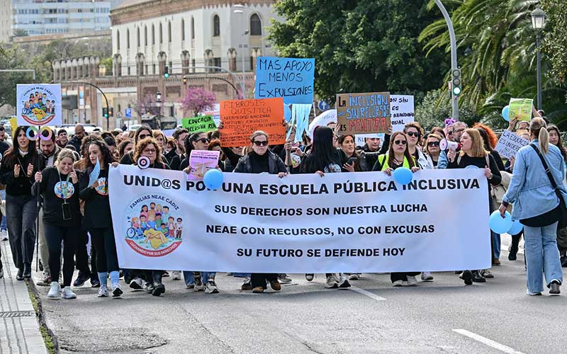 “La inclusión sin recursos es mentira”: familias de alumnado con necesidades especiales se movilizan en Cádiz exigiendo medios y personal