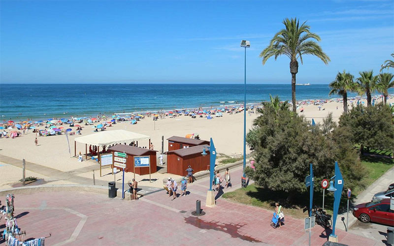 La playa de La Barrosa ofertará desde este verano un parque acuático flotante
