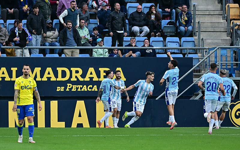 El Málaga devuelve al cadismo al bochorno y la melancolía: el problema no era el entrenador