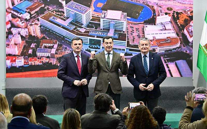 El presidente andaluz presenta el esbozo de lo que será “el futuro de la sanidad de Cádiz”: el prometido nuevo hospital ya tiene su maqueta