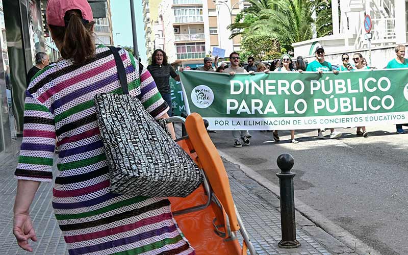 Mareas, colectivos, sindicatos y partidos en Cádiz aúnan sus luchas por lo público y ya preparan una gran manifestación previa a las andaluzas