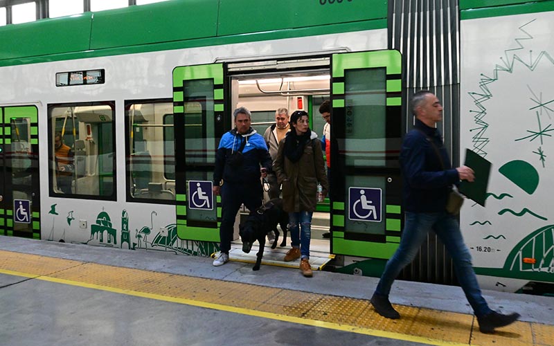 Siete de cada diez usuarios del Trambahía lo recomiendan; el servicio repite el notable alto