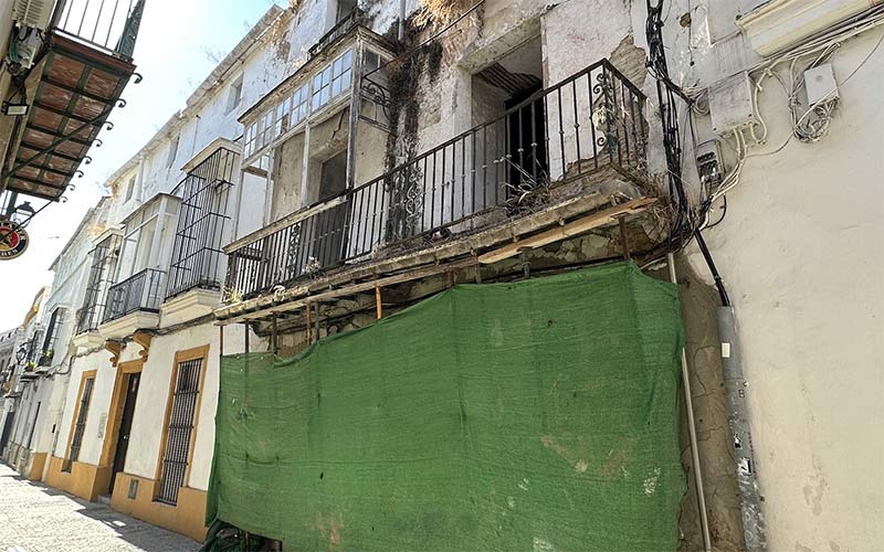 A la venta una finca en ruinas de la calle Francos, en el centro de Jerez, desde casi 146.000 euros