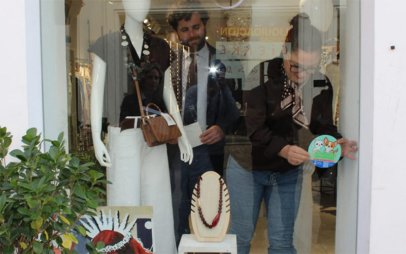 Las mascotas ya son “bienvenidas” en medio centenar de comercios y bares de Chiclana