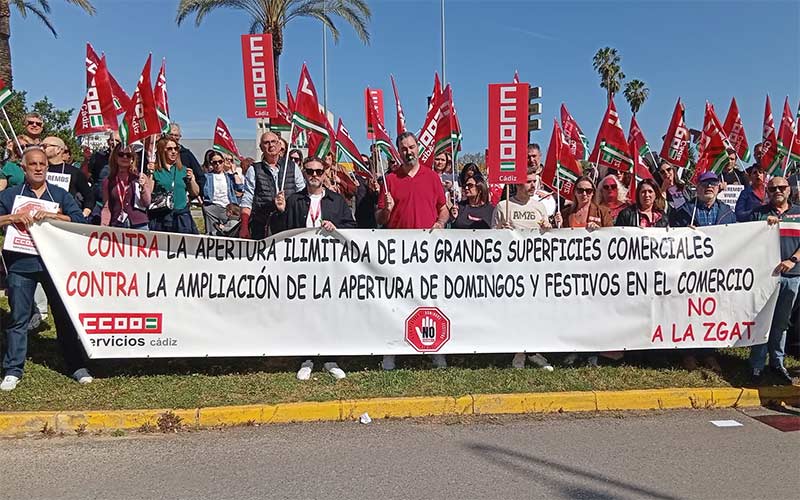Protesta ante El Corte Inglés en Jerez frente al calendario de aperturas en domingos y festivos