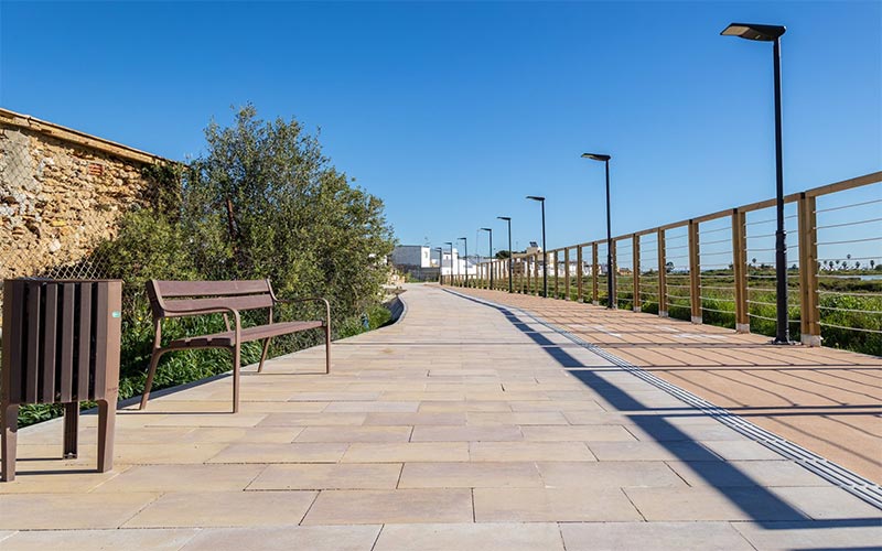 La Almadraba estrena su nuevo paseo peatonal