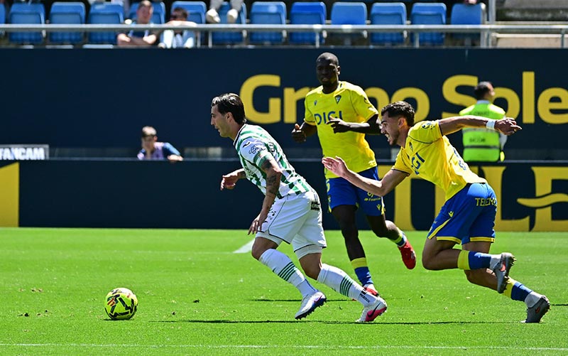 El derbi lo ganó el menos malo: el Cádiz de los ¿brotes verdes? resucita también al Córdoba