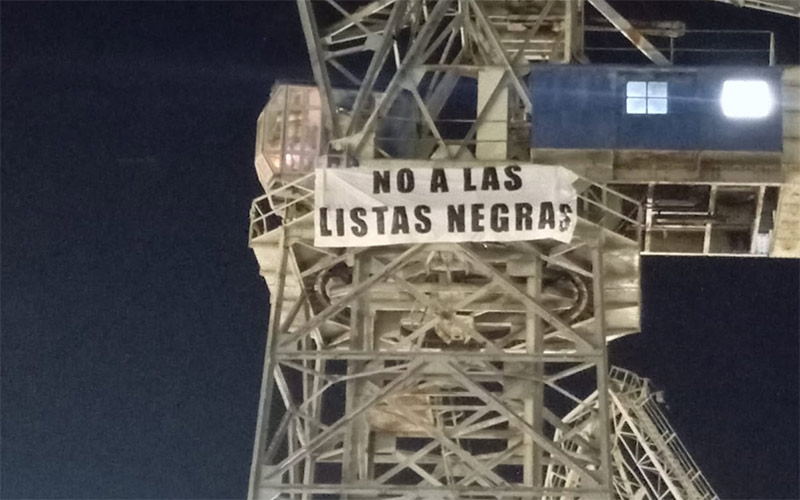 Dos soldadores se “atrincheran” en una grúa del astillero isleño en protesta por las “listas negras” que les impiden trabajar en contratas de la Bahía