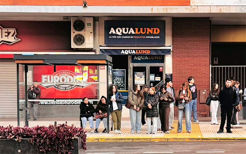 “Las nuevas marquesinas de Cavada son un mero adorno”; según el PP, “no sirven para resguardarse de la lluvia, ni del sol, ni del viento”