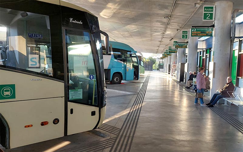 Empresas de autobuses gaditanas alertan del impacto de la subida de la gasolina en la movilidad cotidiana y el turismo, y piden ayudas