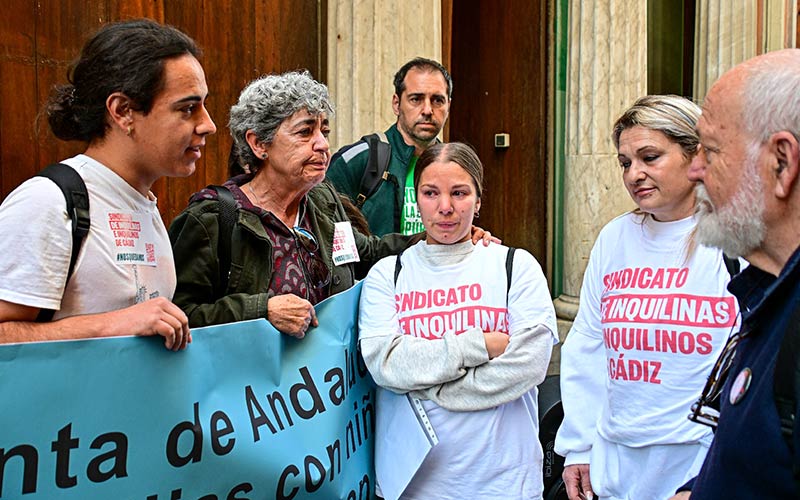 Las familias de Sonia y Estefanía se ven en la calle: colectivos se concentran para exigir a la Junta la paralización de sus desahucios en Cádiz