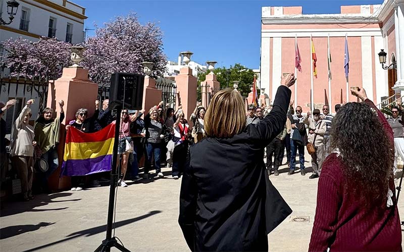 Puerto Real conmemora la República y NNGG habla de “agitación ideológica”; “no necesitamos ciudadanía desmemoriada”, replica la alcaldesa