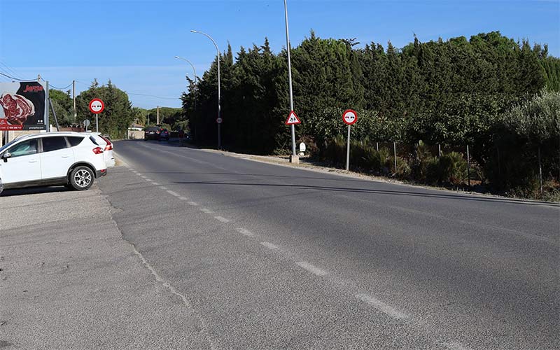 Vecinos afean al Ayuntamiento chiclanero que vaya a reformar la carretera del Pago del Humo “sin agua potable ni previsión de saneamiento”