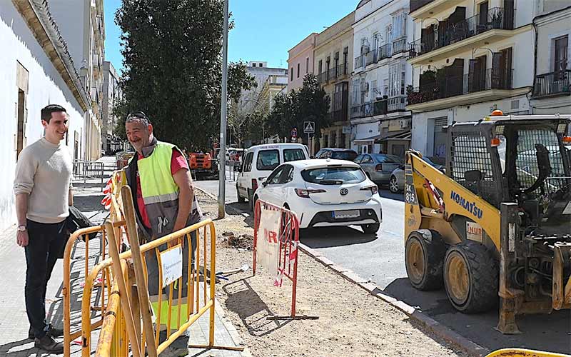 Avanzan las mejoras en la calle Porvenir, primera de la veintena de vías de Jerez dentro de un plan de “arreglo integral” que se prolongará un año