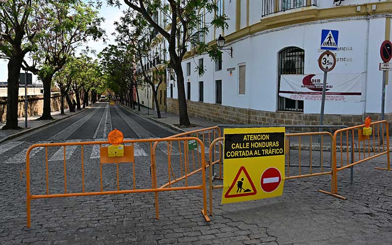Reabre ya al tráfico la calle Honduras; Aguas de Cádiz ha podido acortar al máximo la obra prevista pero el PSOE intuye “miedo electoral”