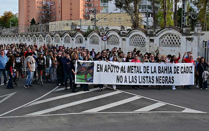“Manolo y Jesús están más fuertes que nunca”: una manifestación en Cádiz arropa una lucha contra las listas negras “que no es solo por ellos”