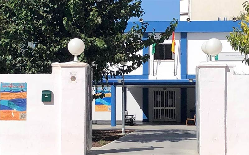 La “dejadez” domina la escuela de adultos de Cádiz: sin ascensor y mobiliario para niños