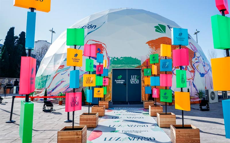 La plaza del Rey de La Isla se llena de pintura, música, poesía y aromas gracias a ‘Luz y Verso’