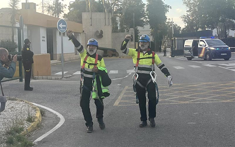 “Mañana subimos otra vez si hace falta”: la Policía entra en el astillero isleño para bajar de la grúa a Jesús y Manolo casi un mes después