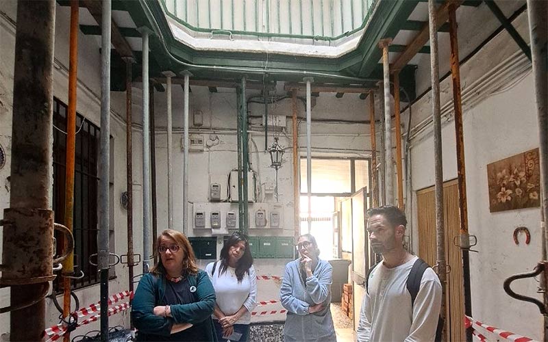 Sospechan que el Obispado de Cádiz está actuando en la finca apuntalada de la plaza Viudas “de forma muy similar a los asustaviejas”