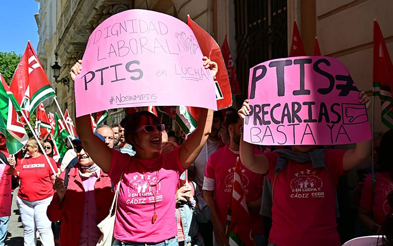 Las PTIS de Cádiz denuncian en plena campaña electoral, con una huelga difuminada por la Junta, la precariedad estructural que sufren