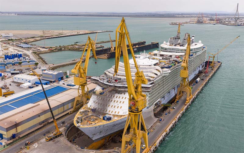 El astillero de Cádiz despide al Harmony of the Seas tras una puesta a punto de mes y medio
