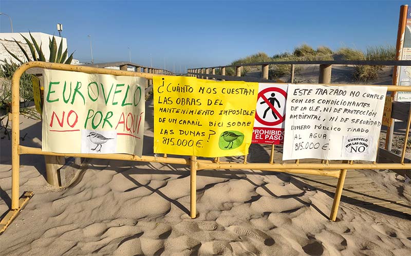¿Cuánto cuesta su mantenimiento “imposible”?: más de 800.000 euros para volver a desenterrar el Eurovelo de entre las dunas de Cortadura
