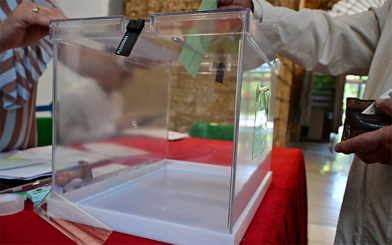 Seguimos el escrutinio de las elecciones andaluzas del 17-M en directo: al 99% del recuento, Moreno Bonilla no sonríe; Adelante, sí
