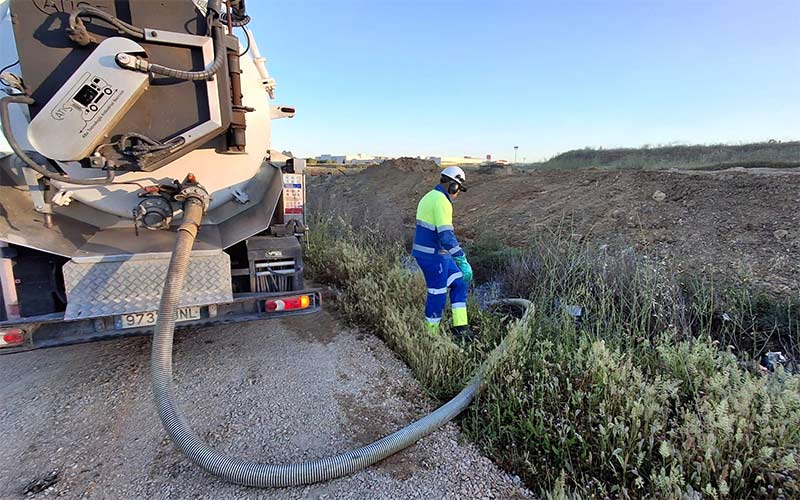 Colapsa en Jerez una tubería junto a Luz Shopping y provoca un vertido de aguas negras